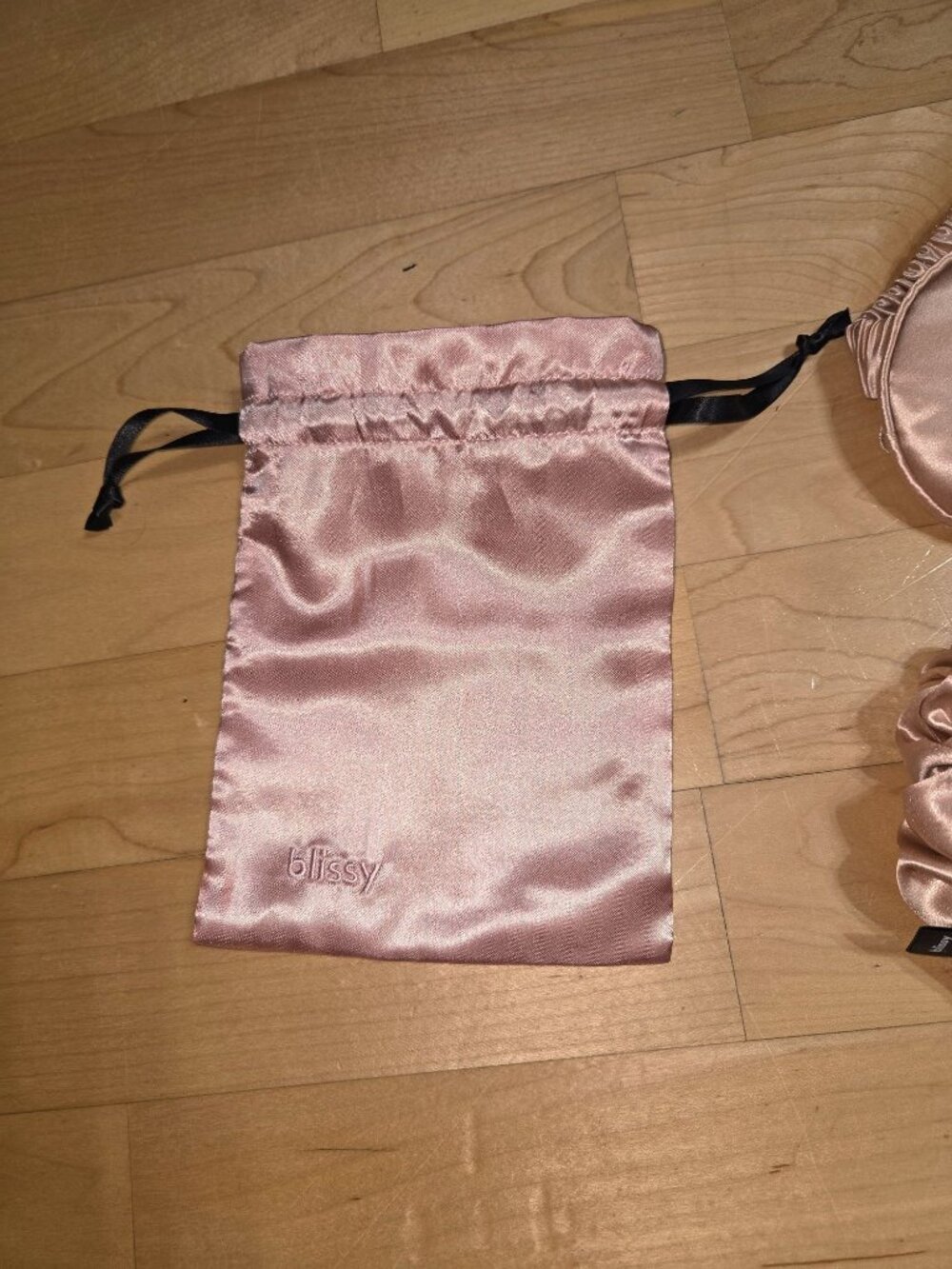 New (No Box) BLISSY 100% mulberry silk Sleep Mask, 2 scrunchies, & Travel Pouch - Picture 3 of 5